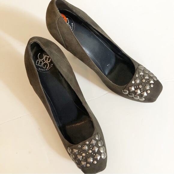 BCBG Grey Suede Pumps Silver Studs High Heels Leather Designer Retro 9.5 NWOT - Picture 2 of 14